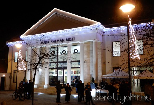 Fellobant az első gyertya lángja 63